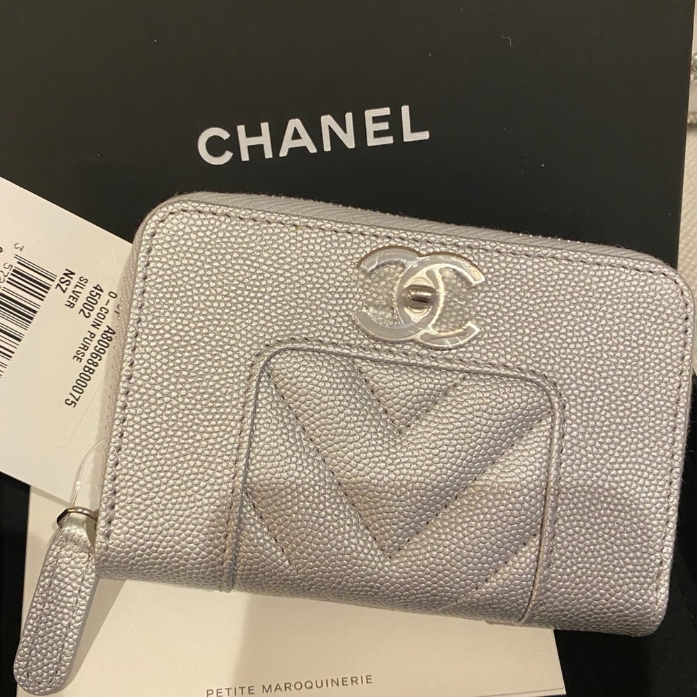 CHANEL CHEVRON CLASSIC